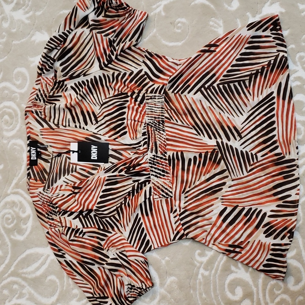 NWT DKNY WOMEN'S V Neck Short Puffed Sleeve Sharbite Hem Top Size XL